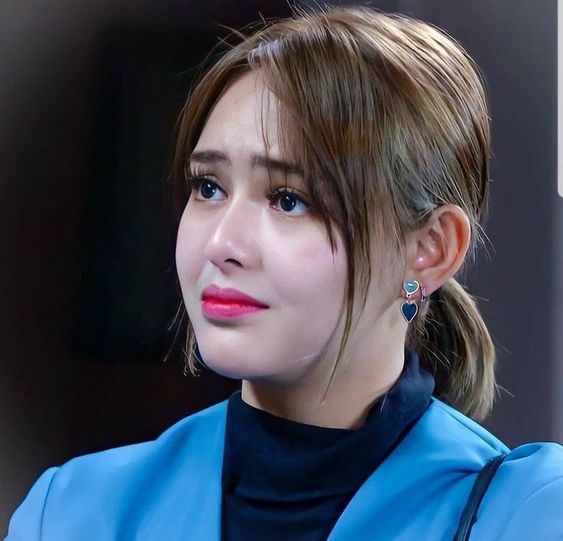 Adanya poni dapat mempercantik gaya rambut. (Foto: Pinterest)