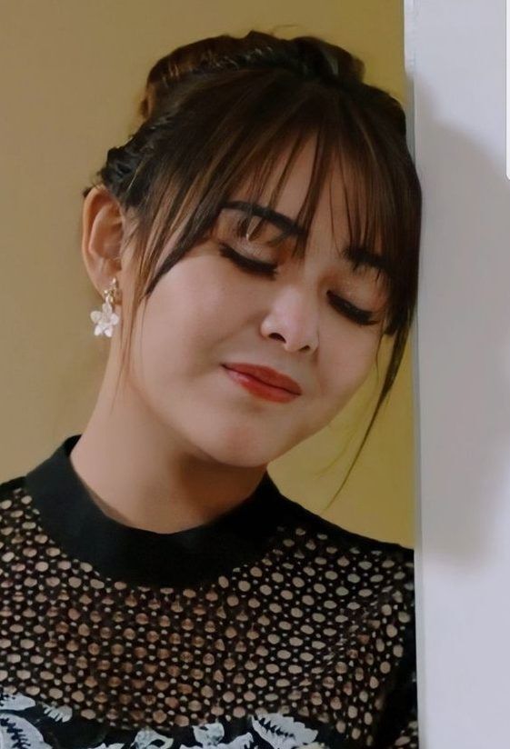 Tampil manis dan keren dengan top knot. (Foto: Pinterest)