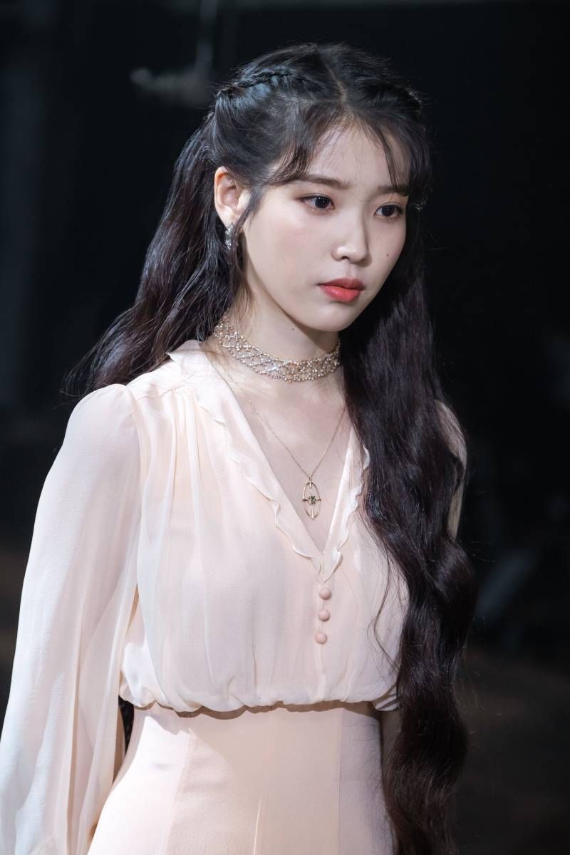 Kamu bisa mencoba gaya klasik seperti IU dalam serial Hotel del Luna. (Foto:  tvN)