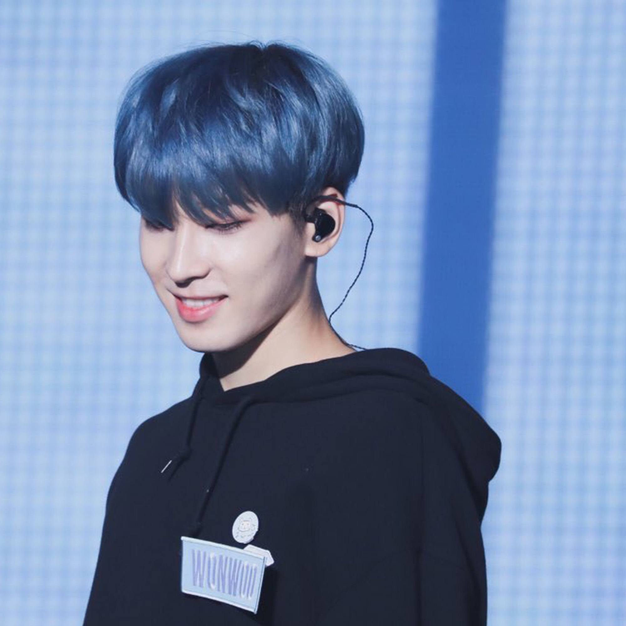 Warna rambut denim tergolong aman karena kalem. (Foto: Pledis Entertainment)
