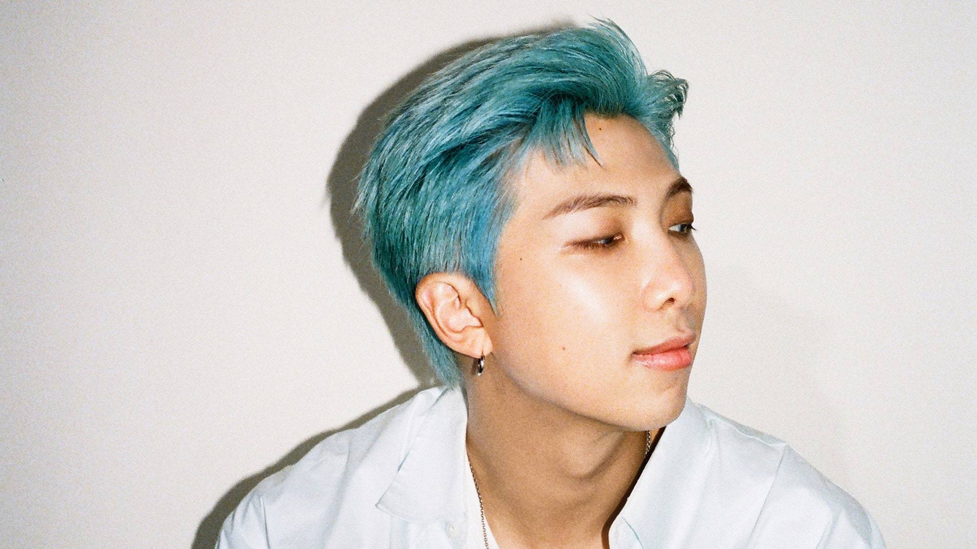 Aqua blue untuk Namjoon pada comeback Dynamite kali ini! (Foto: Allure.com)