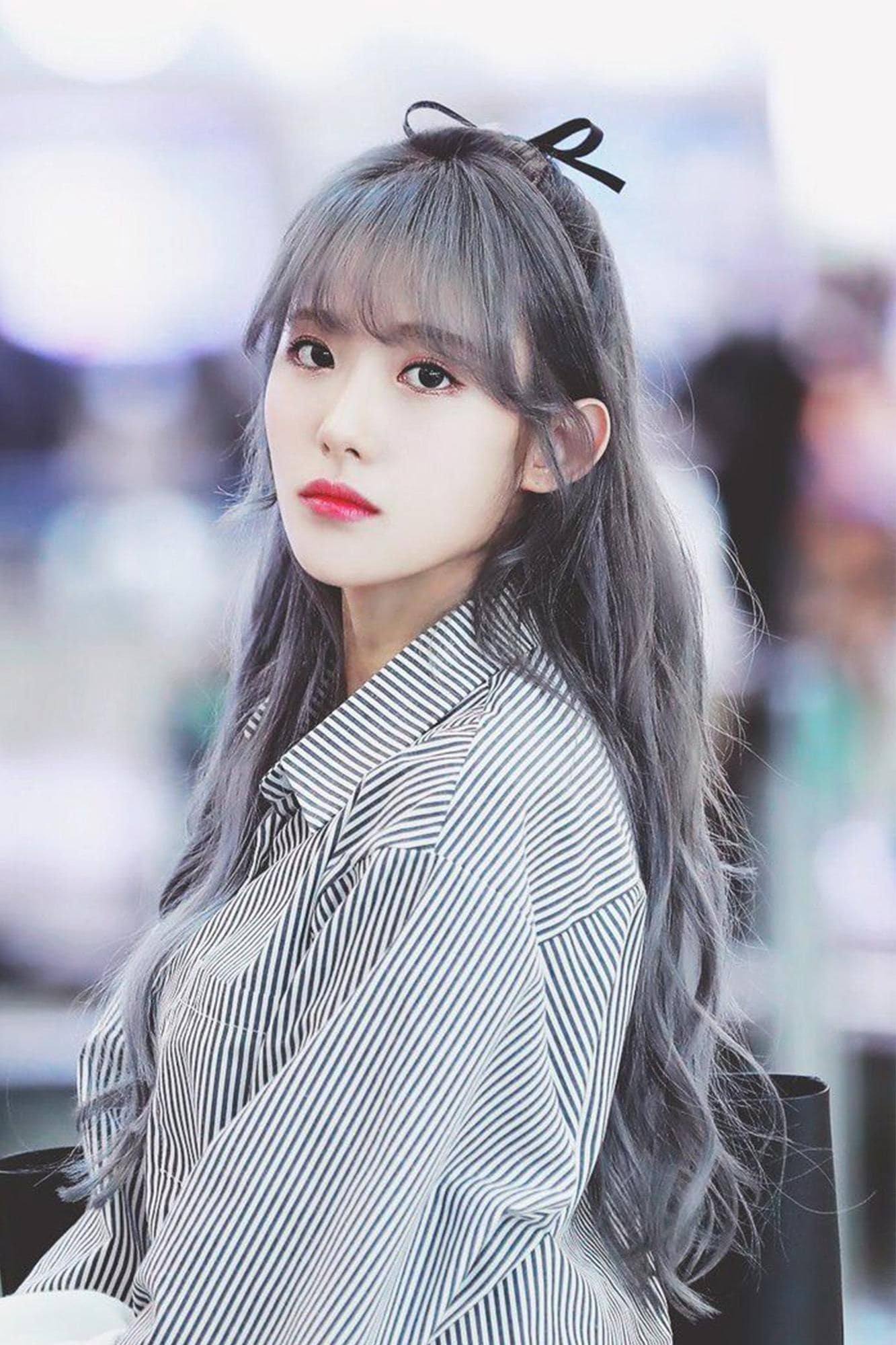luda dari wjsn group korea dengan rambut panjang berwarna abu abu