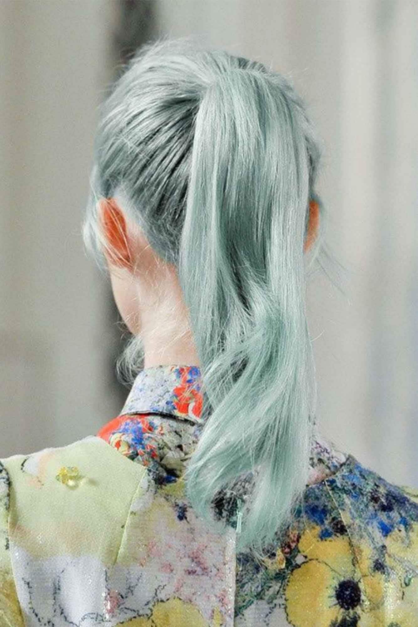 wanita kaukasia dengan rambut panjang berwarna hijau terang diikat ponytail