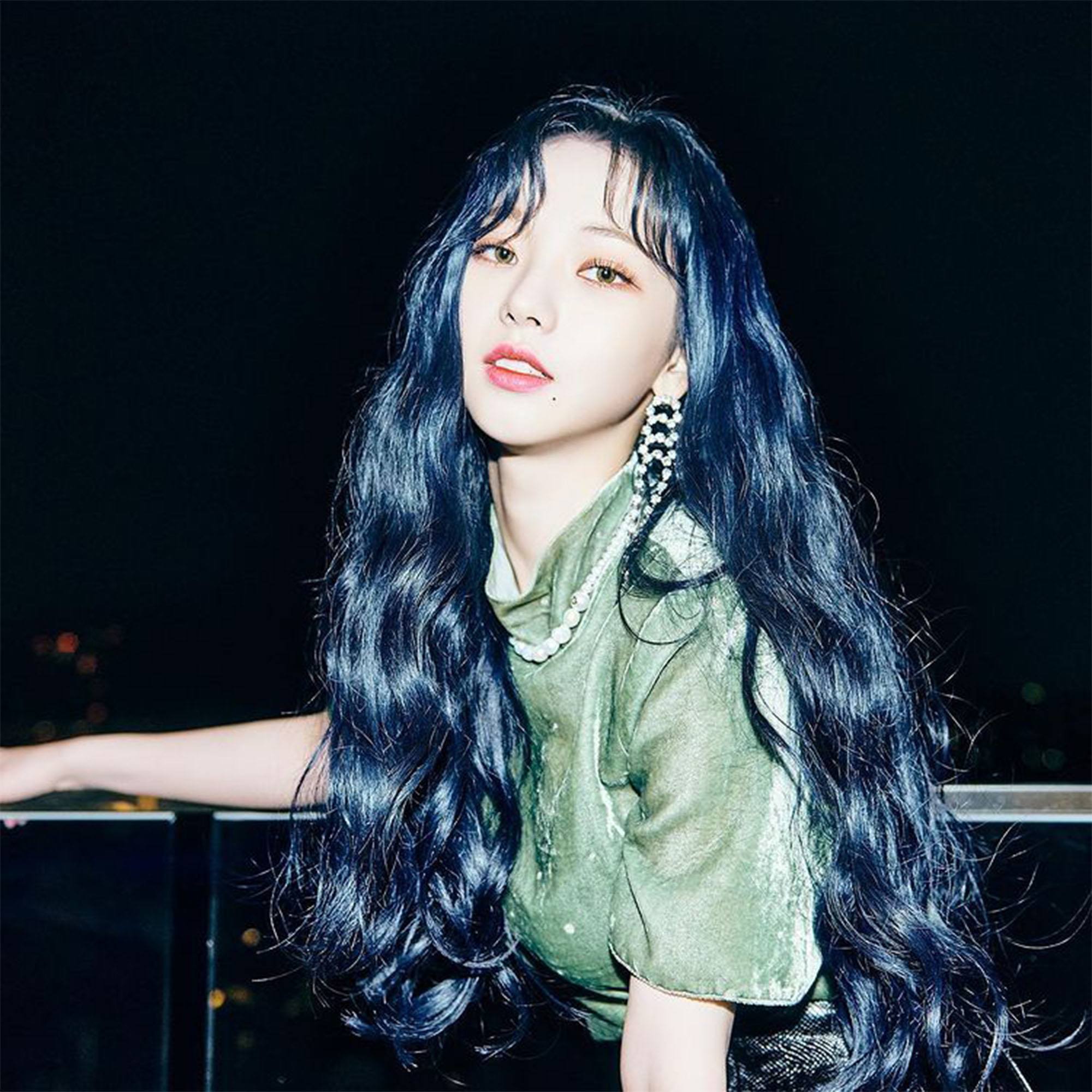 Gelap tapi mengilap. (Foto: instagram/aespa_official)