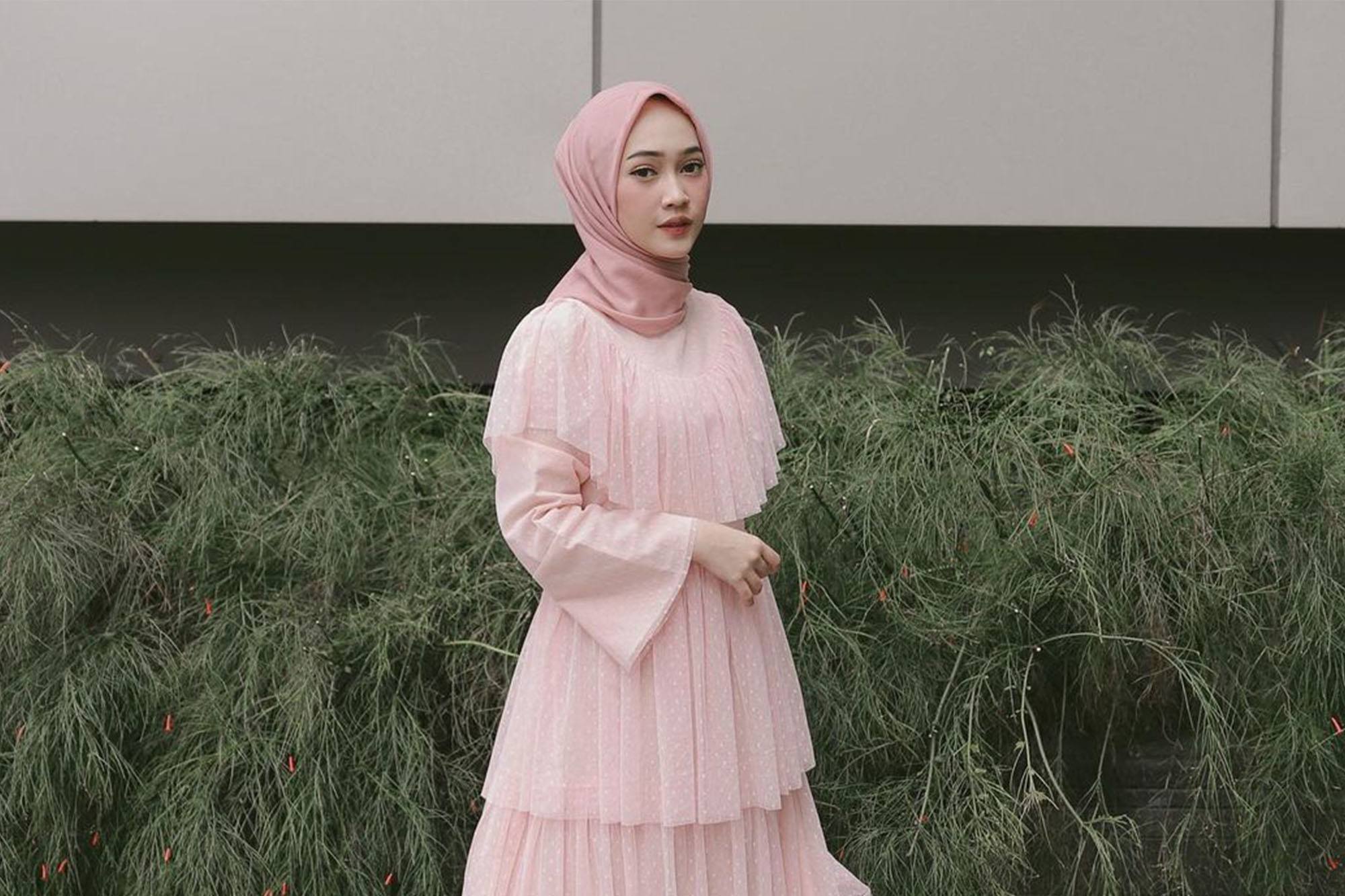 18 Ide Mix & Match Jilbab Pink dengan Berbagai Warna Outfit