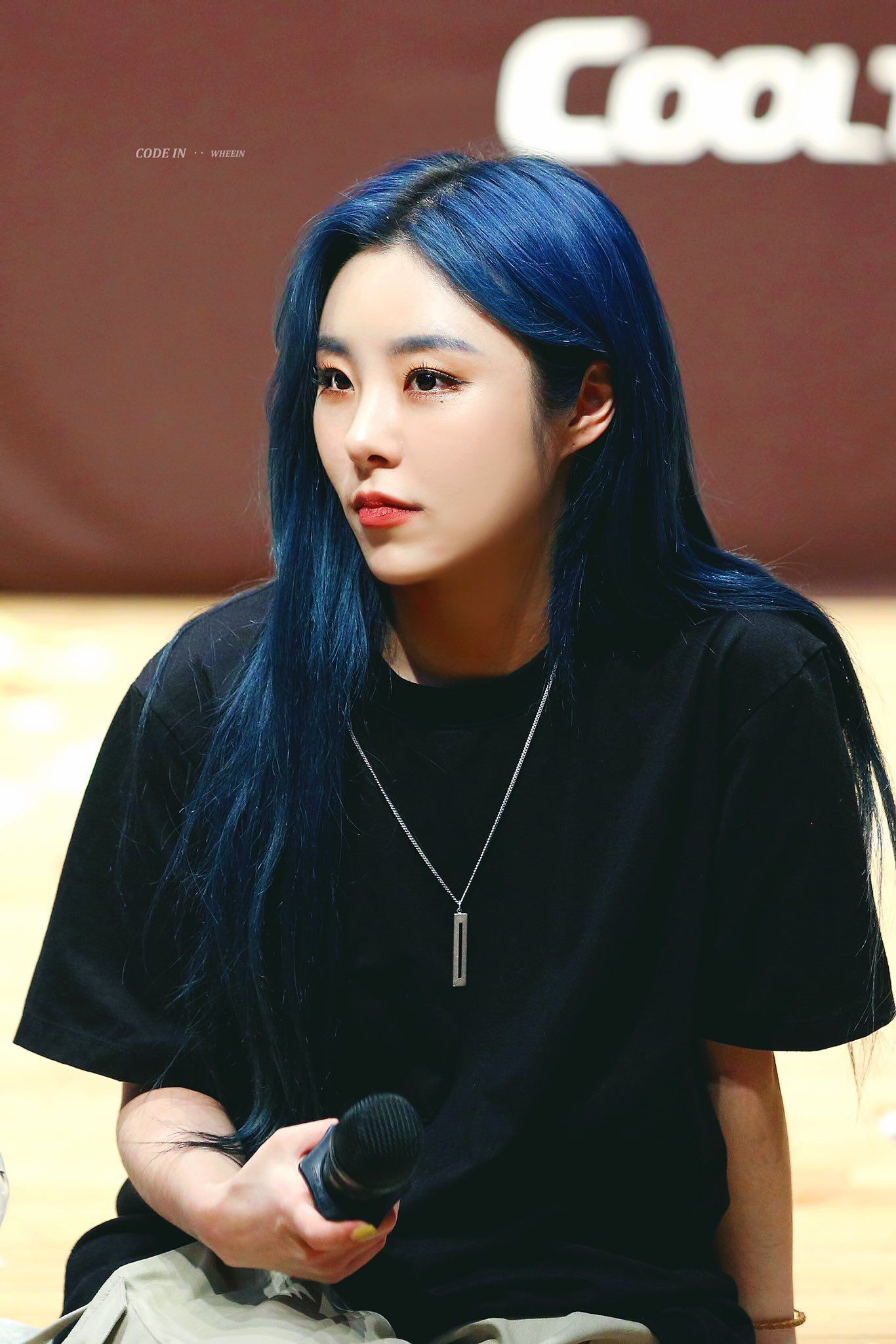 kpop idol wheein mamamoo dengan rambut panjang warna biru gelap