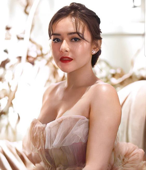 Padukan dengan gaun untuk tampil feminin. (Foto: Pinterest)