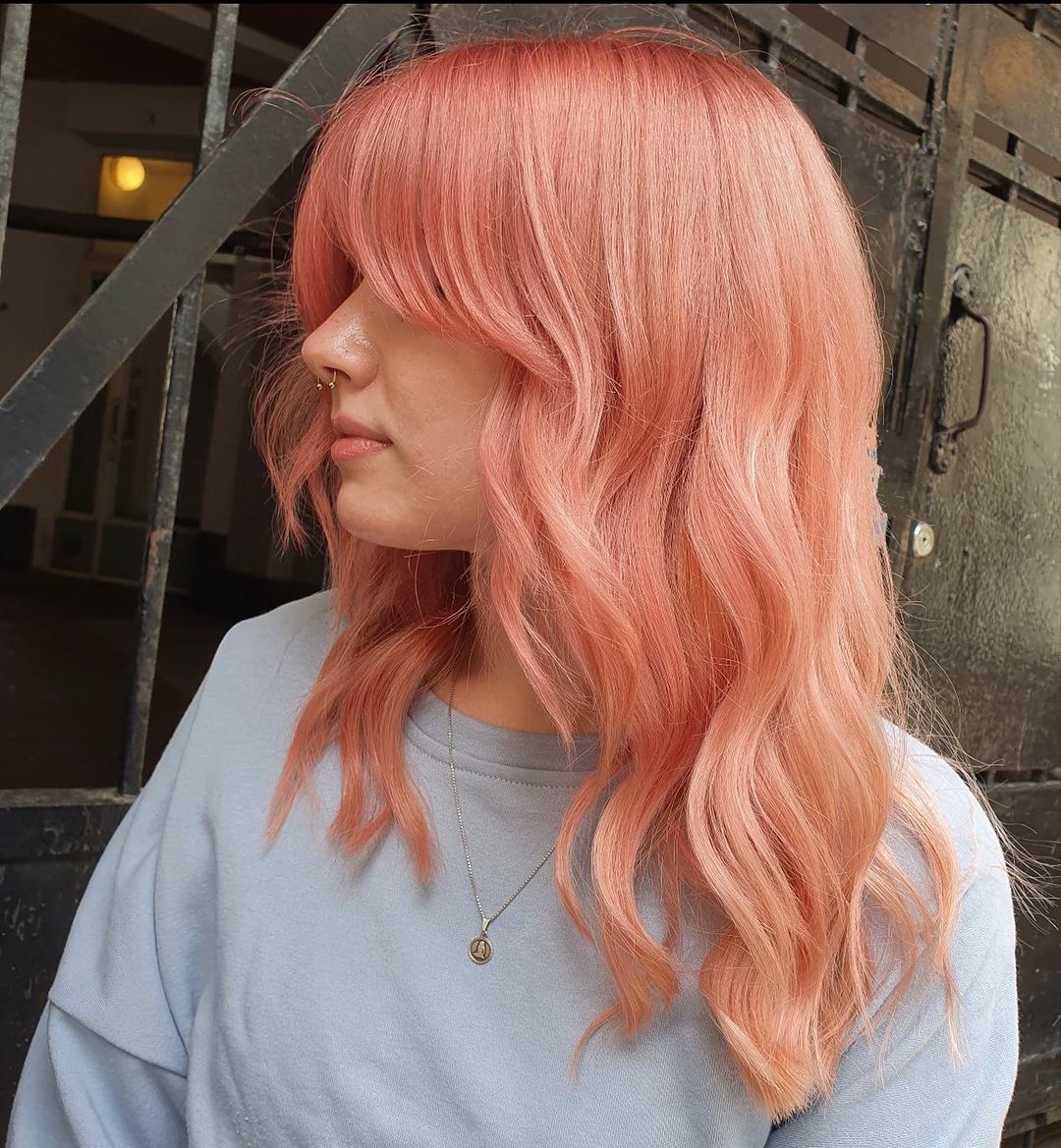 wanita kaukasia dengan warnarambut peach