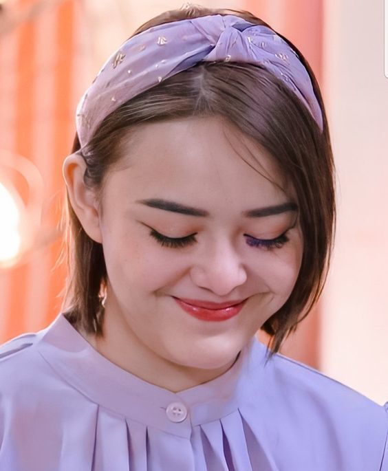 Memakai bando dapat mempermanis gaya rambut. (Foto: Pinterest)