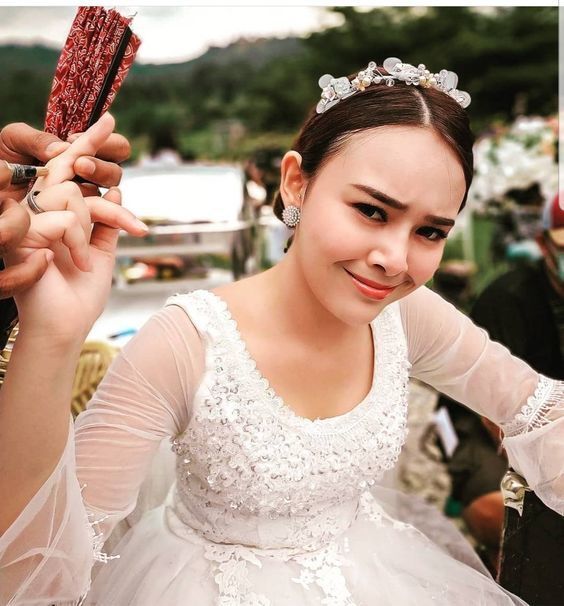 Aksesoris bisa mempercantik rambutmu. (Foto: Pinterest)