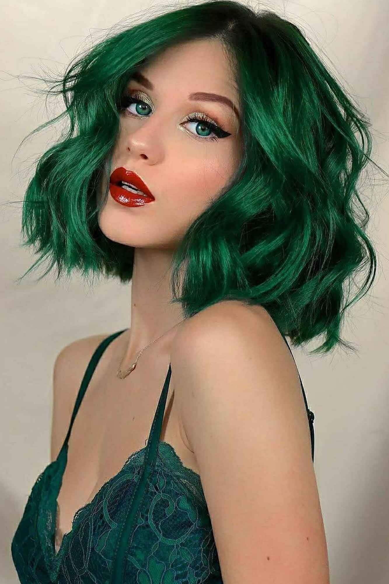 wanita kaukasia dengan rambut pendek berwarna hijau emerald