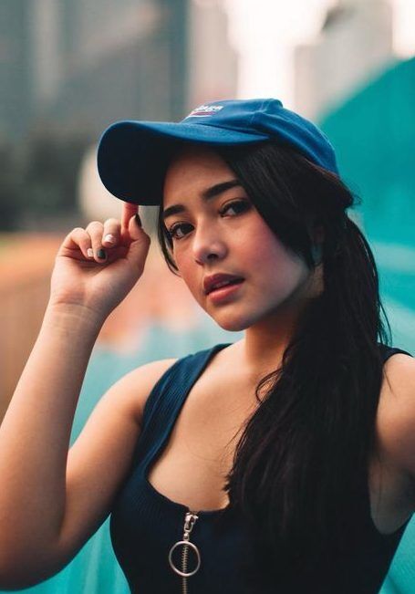 Tampil sporty dengan topi. (Foto: Pinterest)