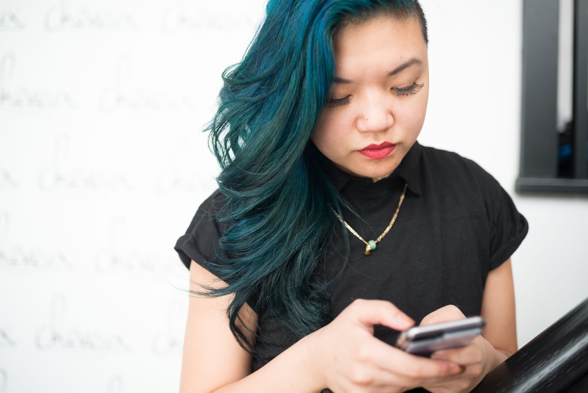 Kulit kuning langsat cocok dengan warna teal blue yang memiliki semburat hijau. (Foto: Shutterstock)