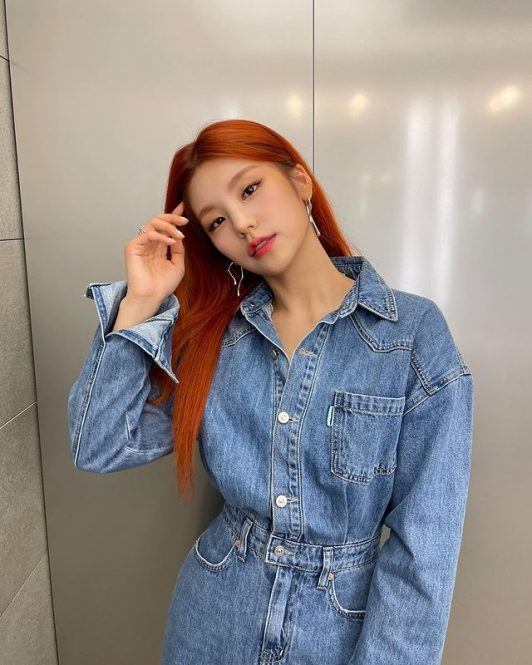 yeji itzy dengan warna rambut copper auburn