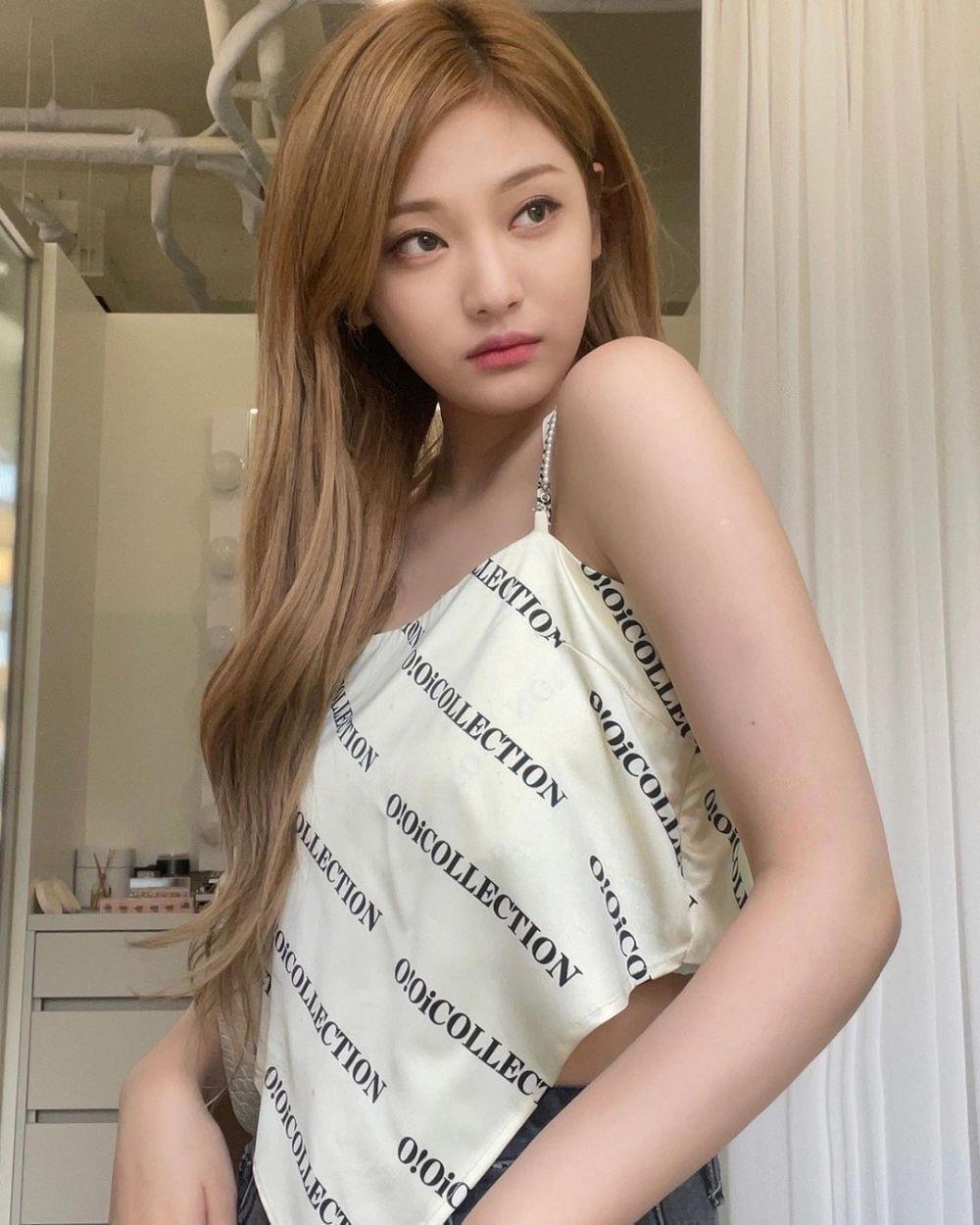 kpop idol ningning aespa dengan rambut panjang pirang cokelat