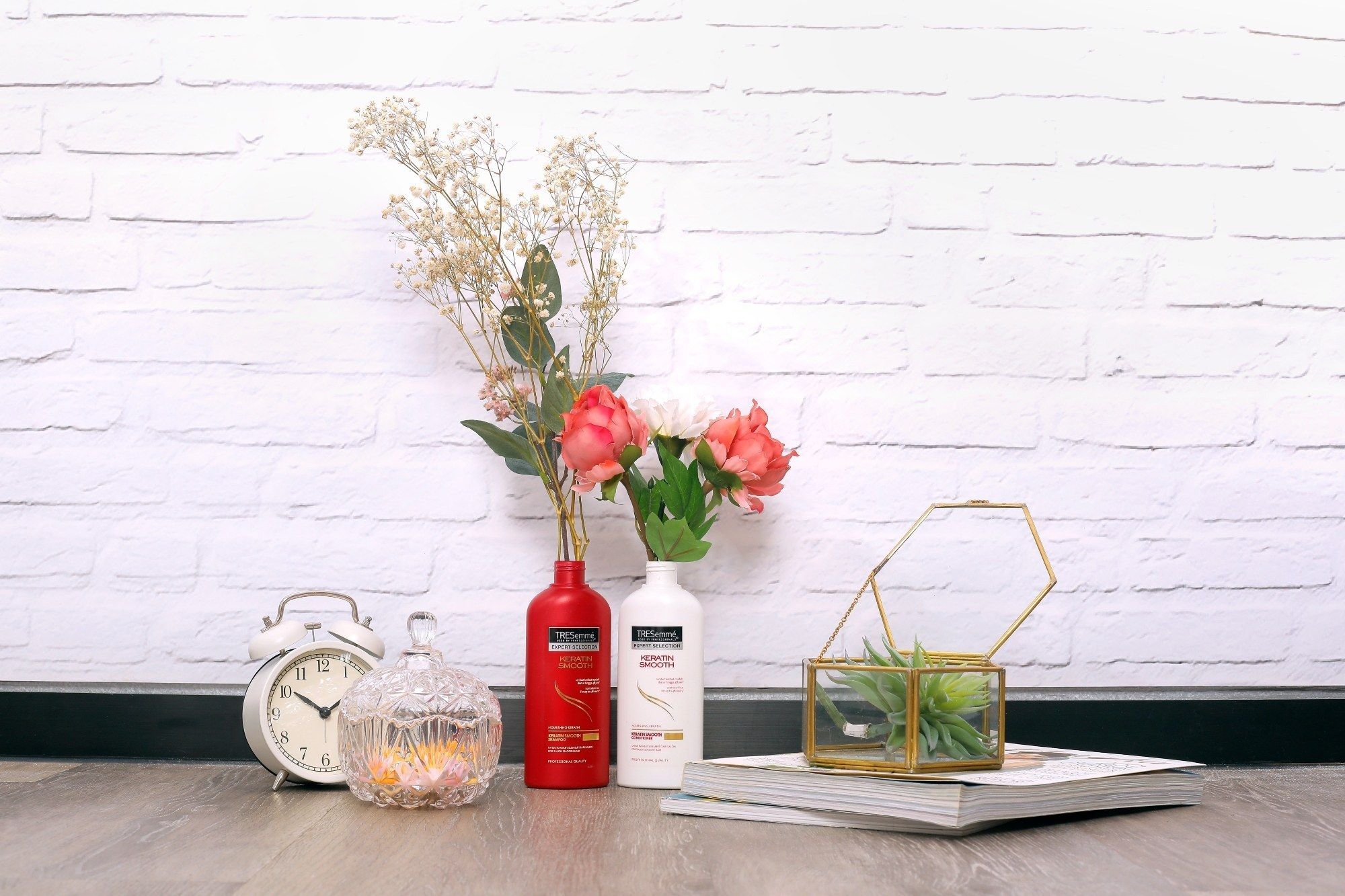 kreasi daur ulang botol shampoo bekas menjadi vas bunga