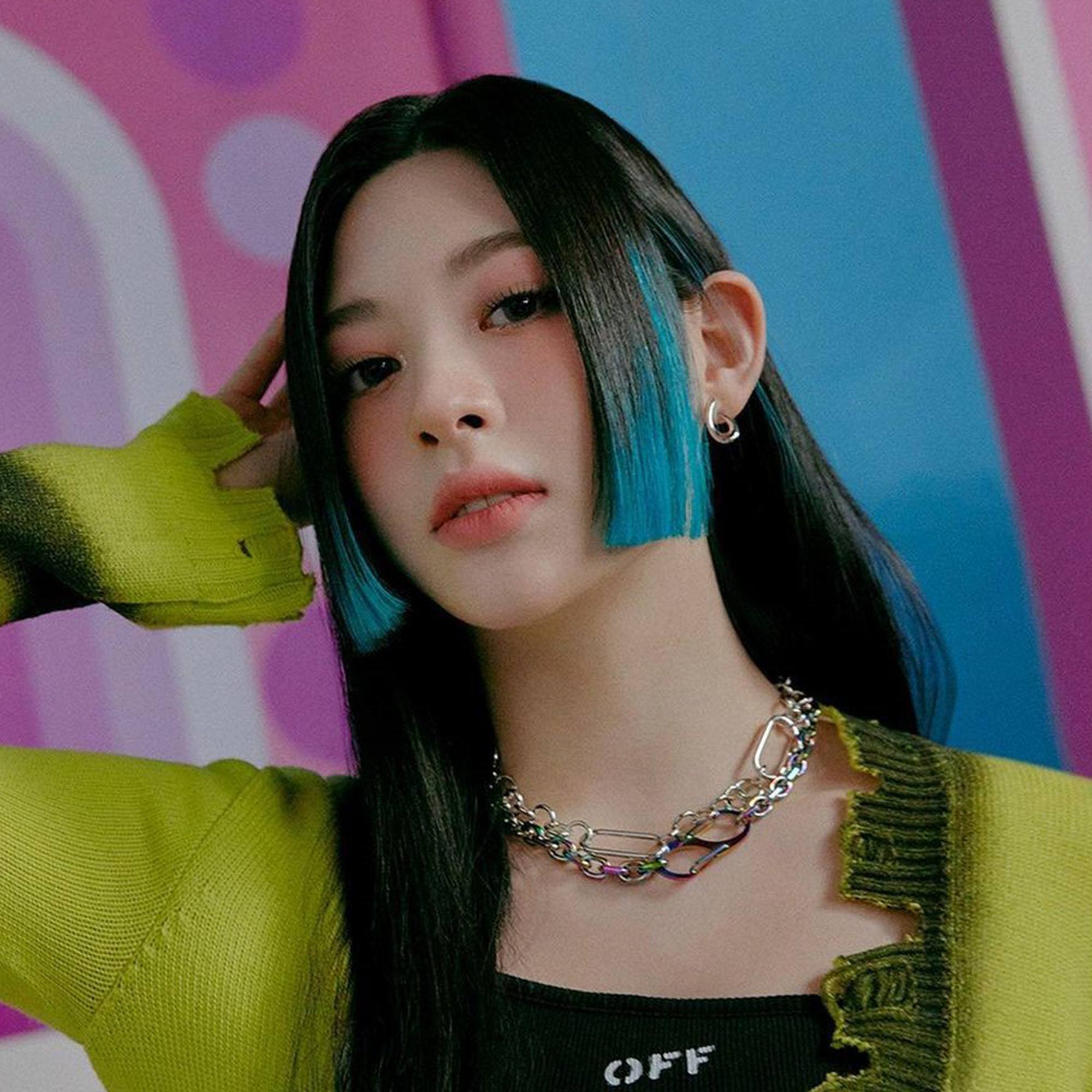 Seeun yang cantik dengan hime cut dan ombre biru. (Foto: instagram/stayc_highup)