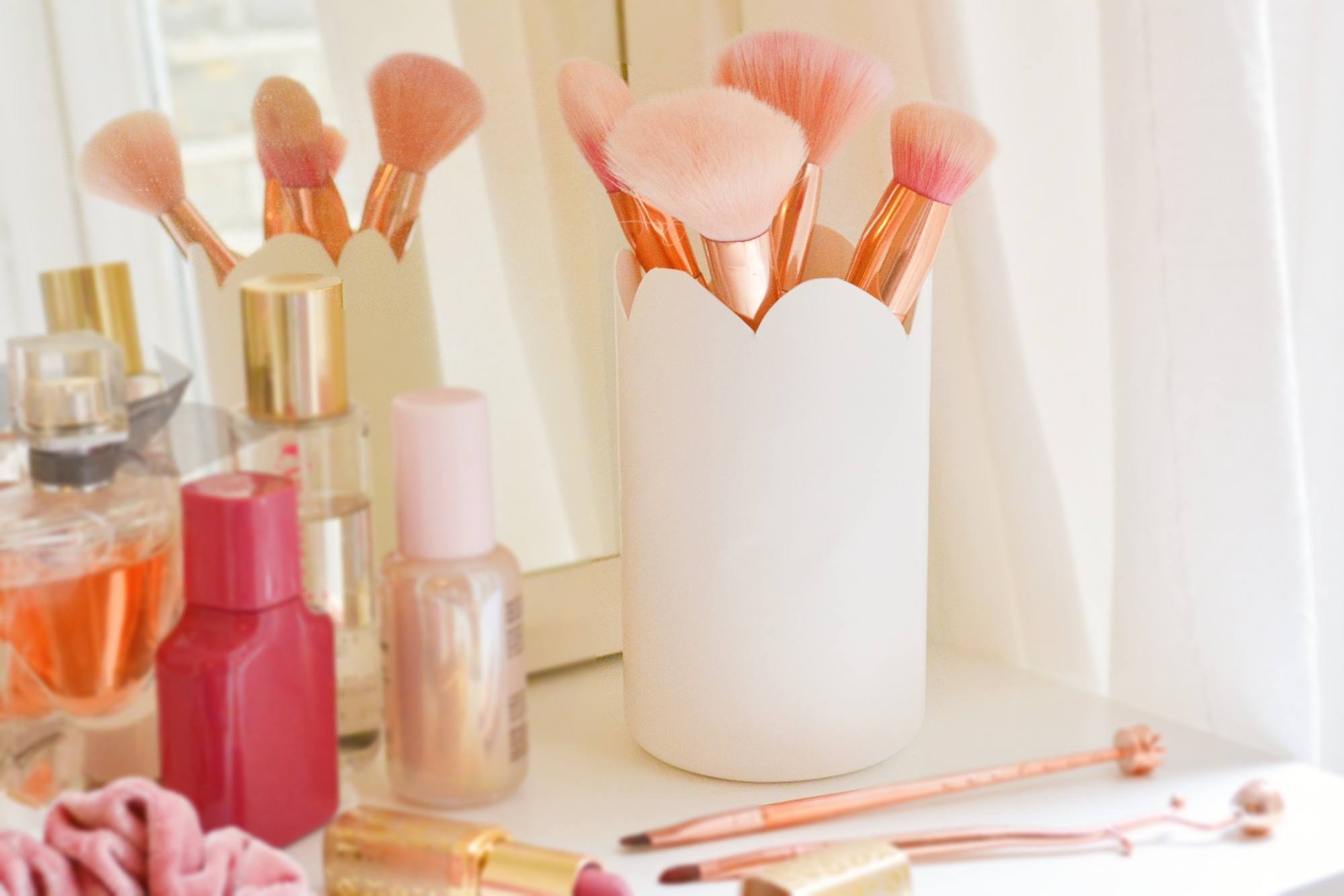 botol shampoo yang didaur ulang menjadi tempat kuas makeup