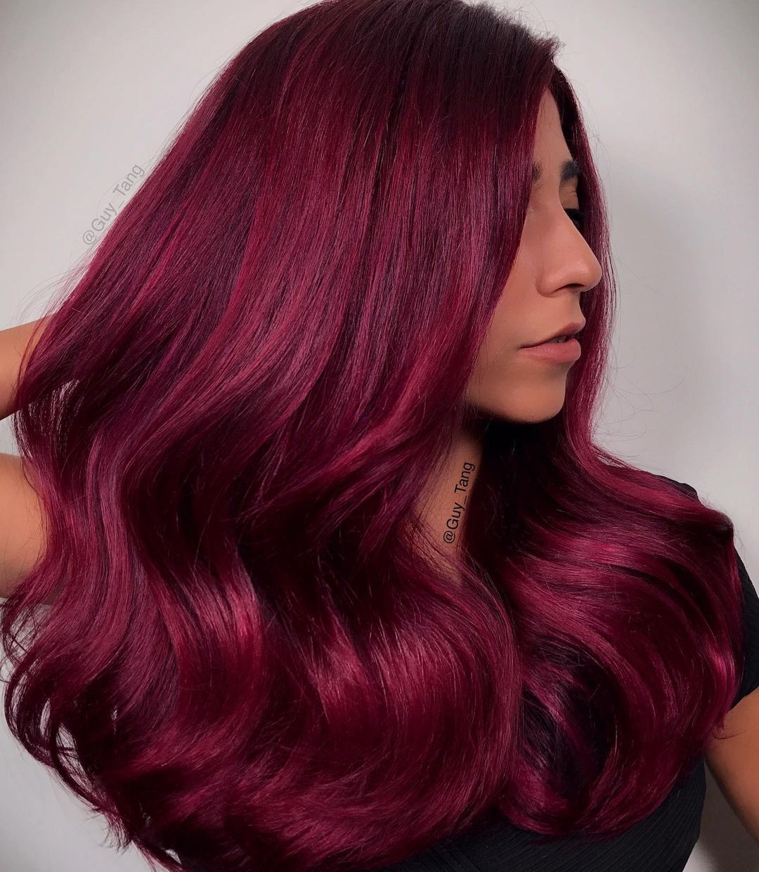 wanita tampak belakang dengan warna rambut magenta