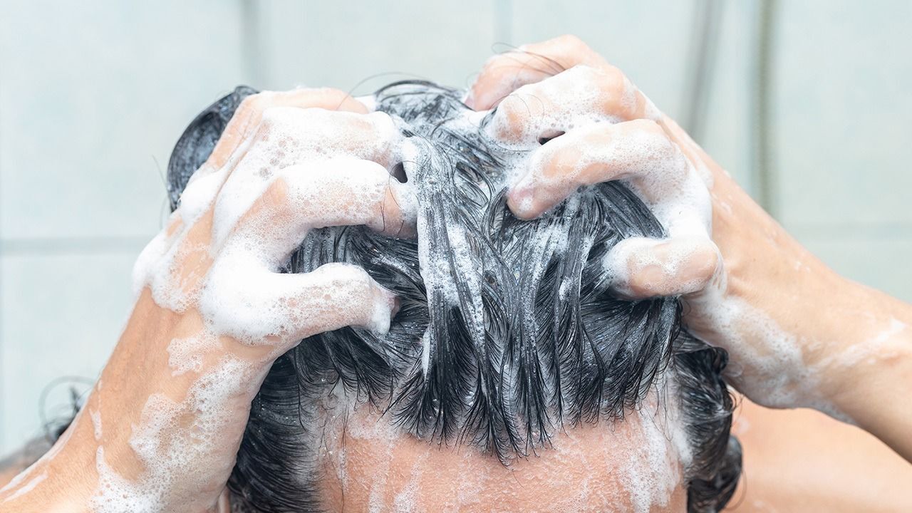 Wanita sedang keramas