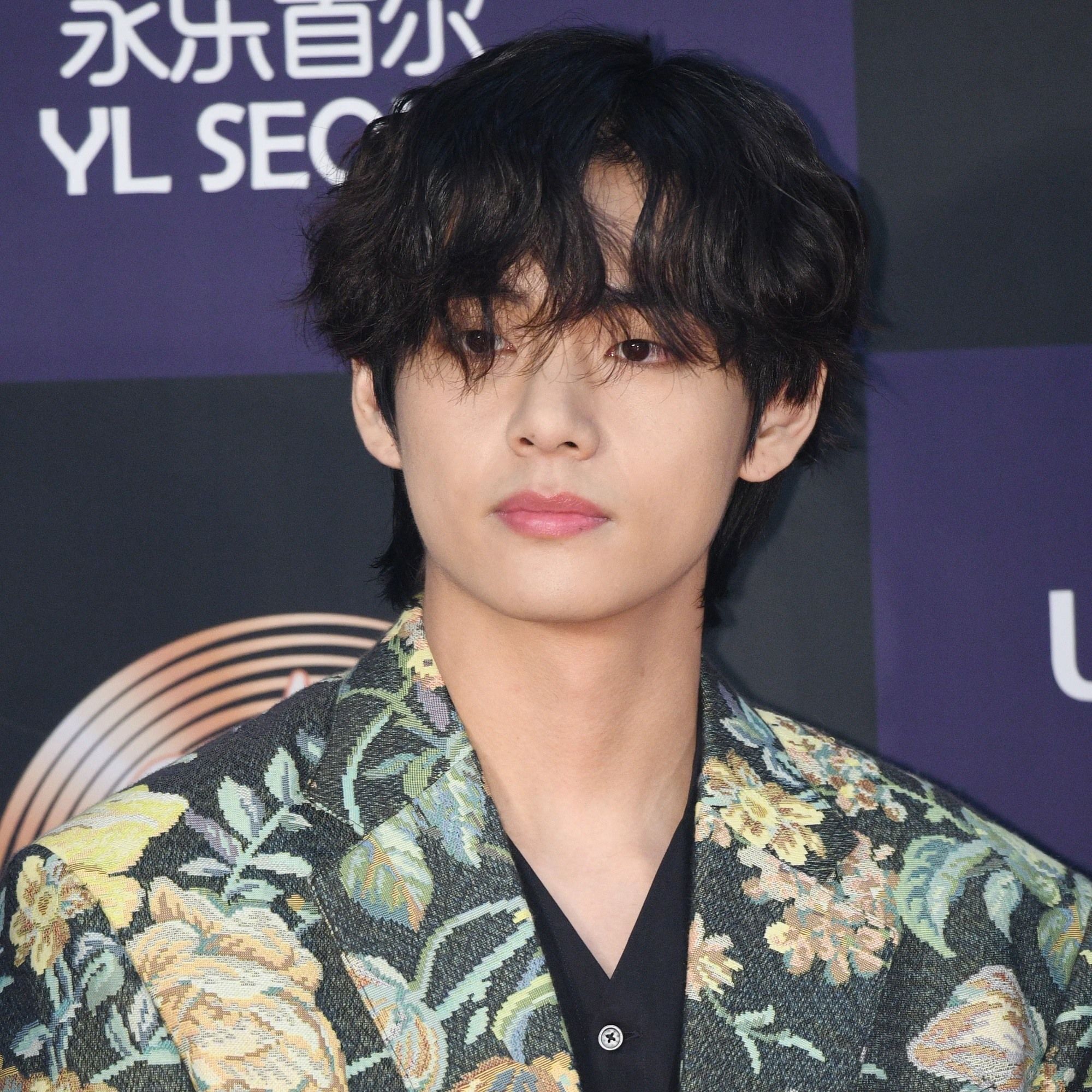 Curly middle part khas BTS V yang keren! (Foto: Teen Vogue)