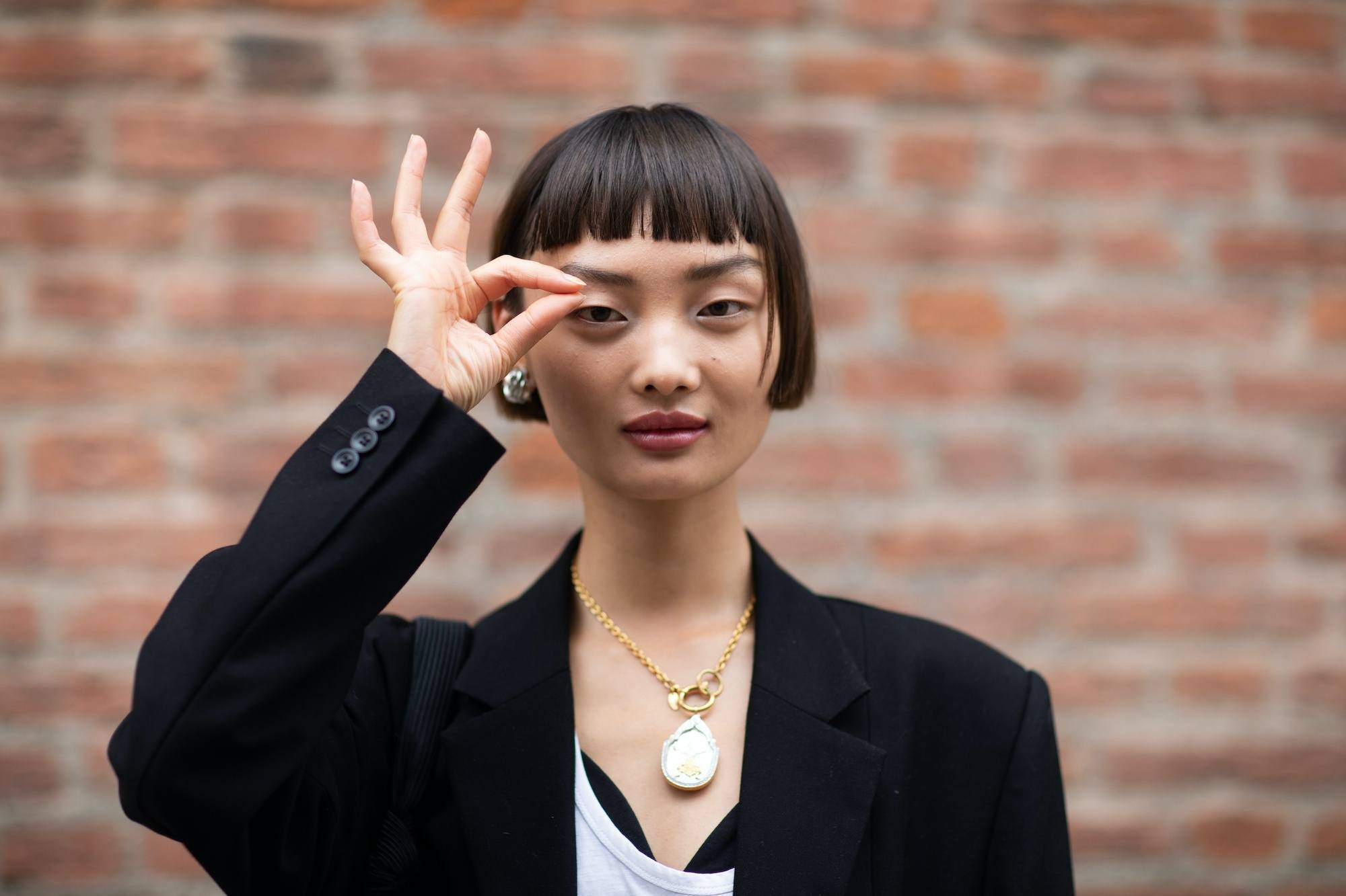 Wanita asia dengan rambut oendek dan akar rambut kuat