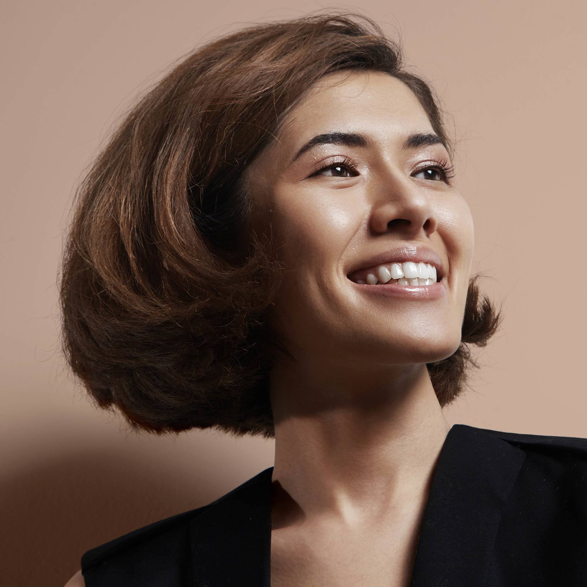 Untuk mengakali rambut tebal, kamu bisa juga mengganti belahan rambut ke samping.