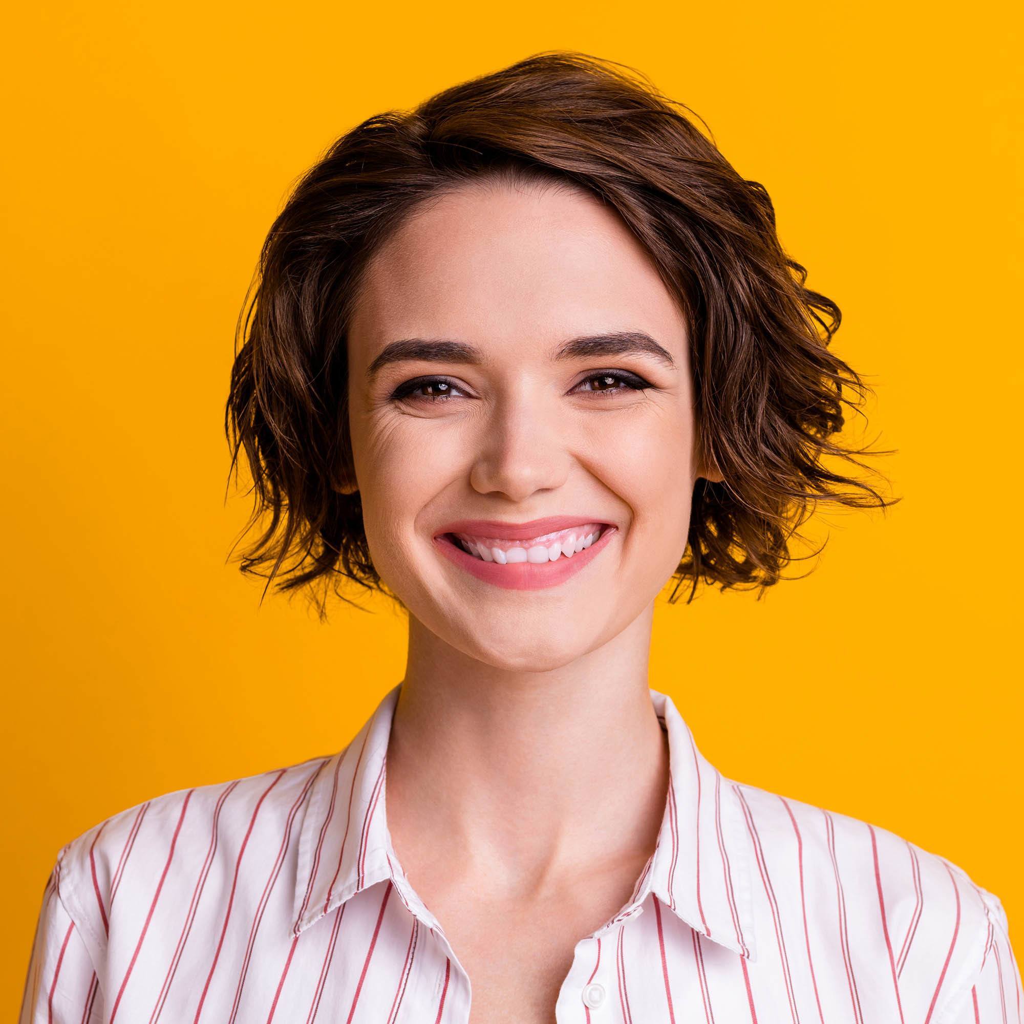 Pemilik rambut keriting bisa coba bob nungging? Bisa pakai banget! (Foto: Shutterstock)