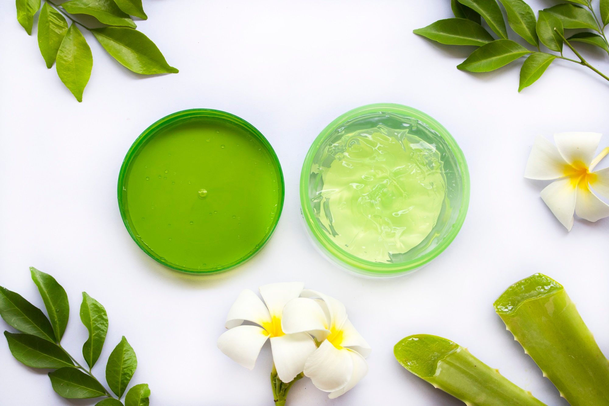 masker gel lidah buaya dalam wadah skincare warna hijau.