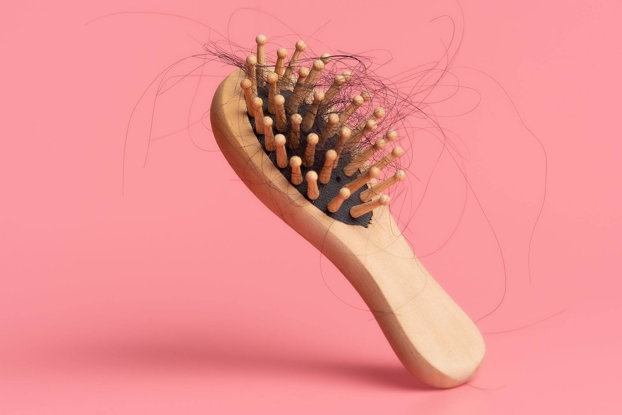 sisir yang dipenuhi dengan rambut rontok