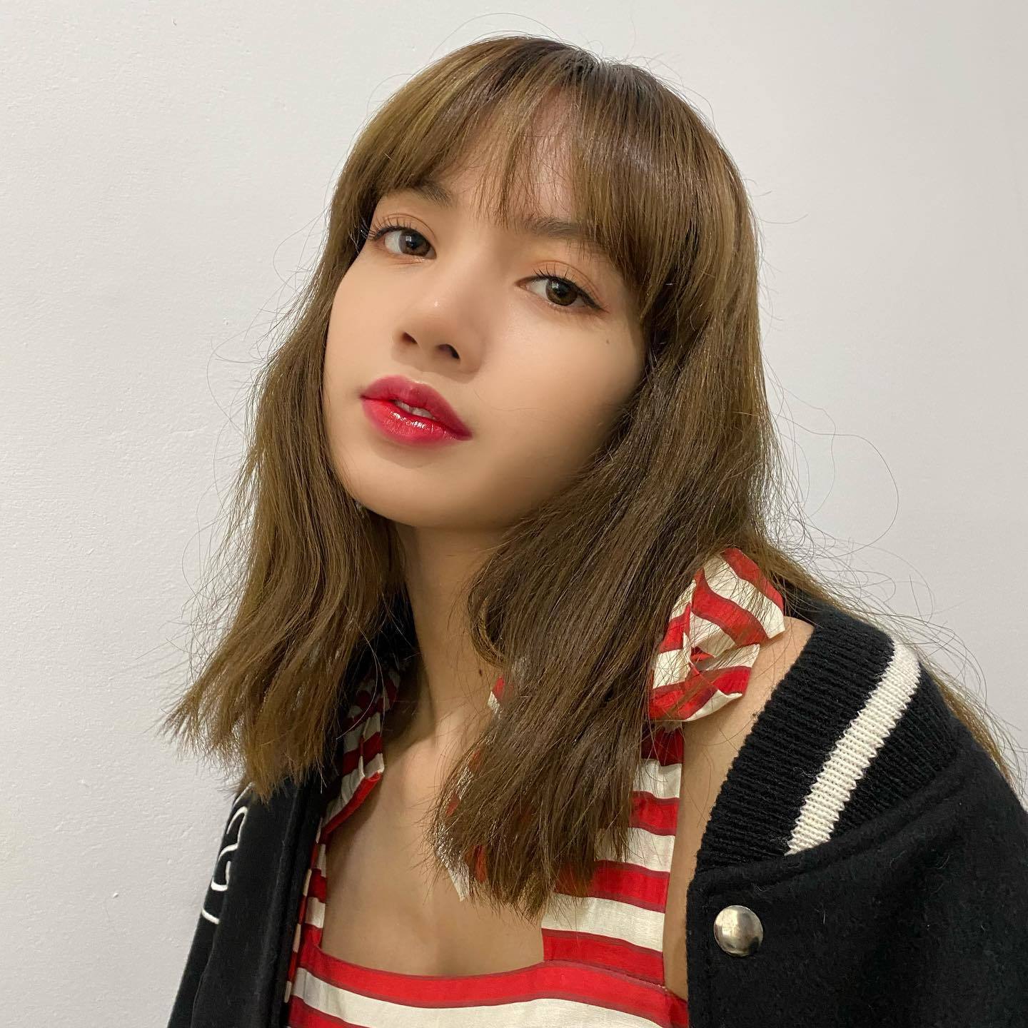 Contek gaya milk tea hair a la Lisa Blackpink. (Foto: Instagram.com/lalalalisa_m)