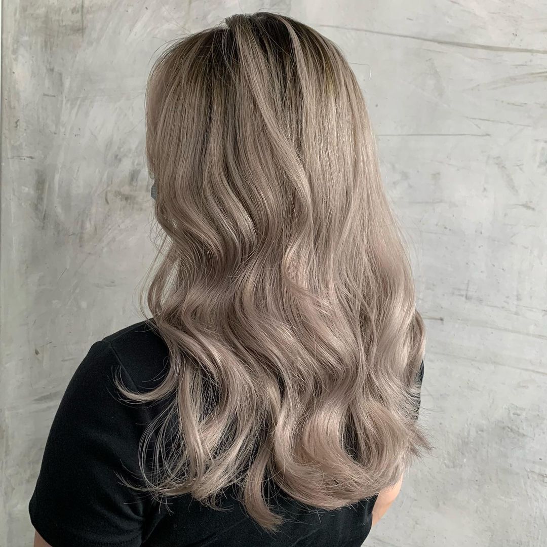 Sentuhan warna abu-abu atau ash grey pada warna rambut milk tea. (Foto: Instagram.com/number_76)