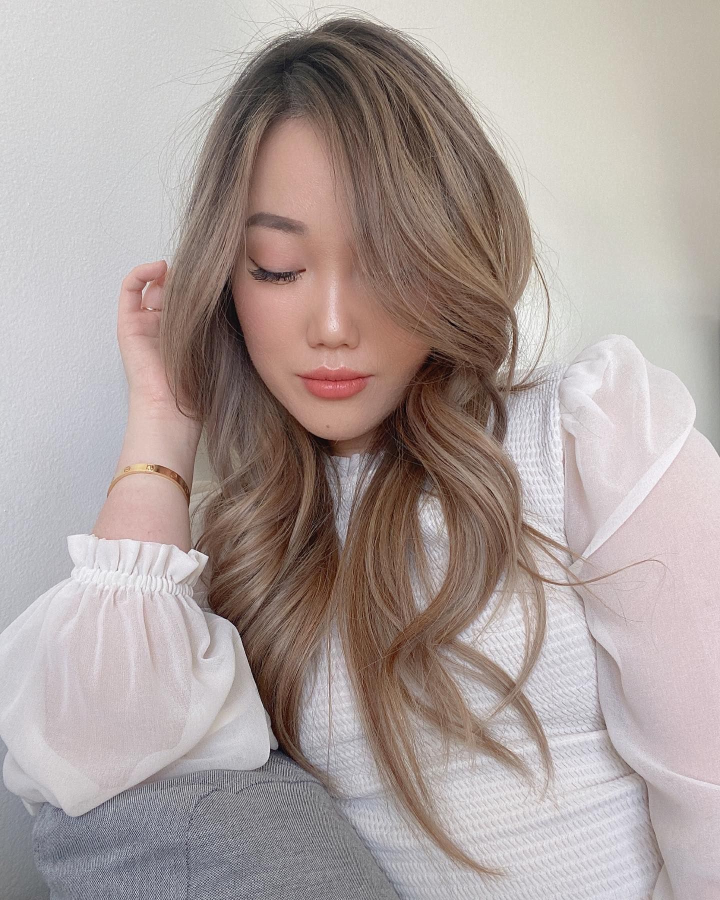 Tampil lebih fresh dengan warna rambut milk tea kekinian. (Foto: Instagram.com/litto.carol)