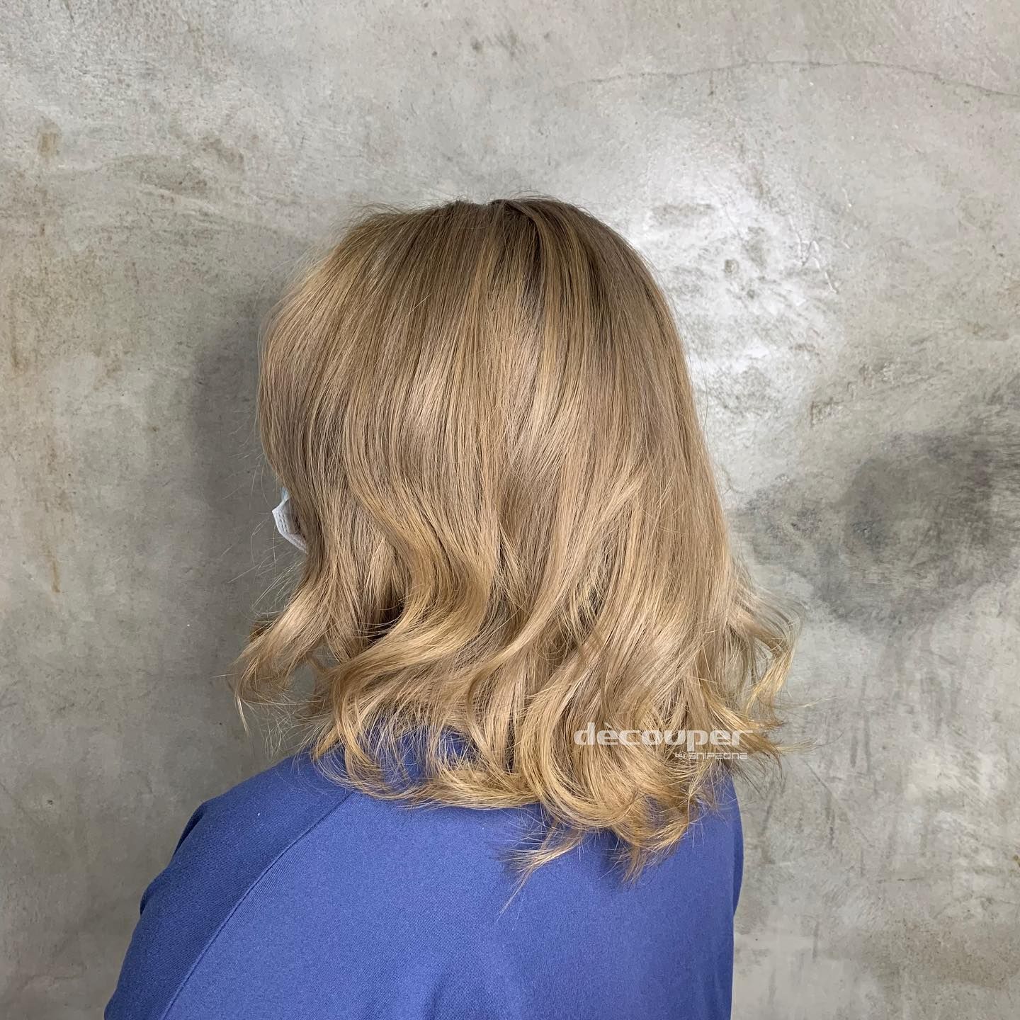 Warna rambut blonde milk tea. (Foto: Instagram.com/decouperhairdressing)