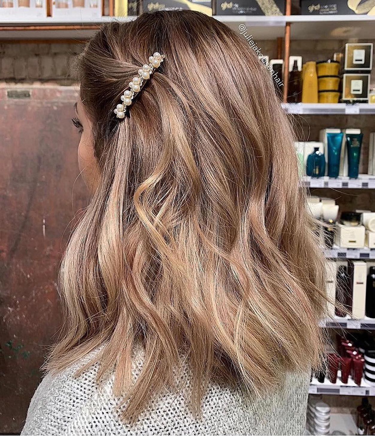 Sedikit lebih manis dengan teknik balayage. (Foto: Instagram.com/juliejakobsenhair)