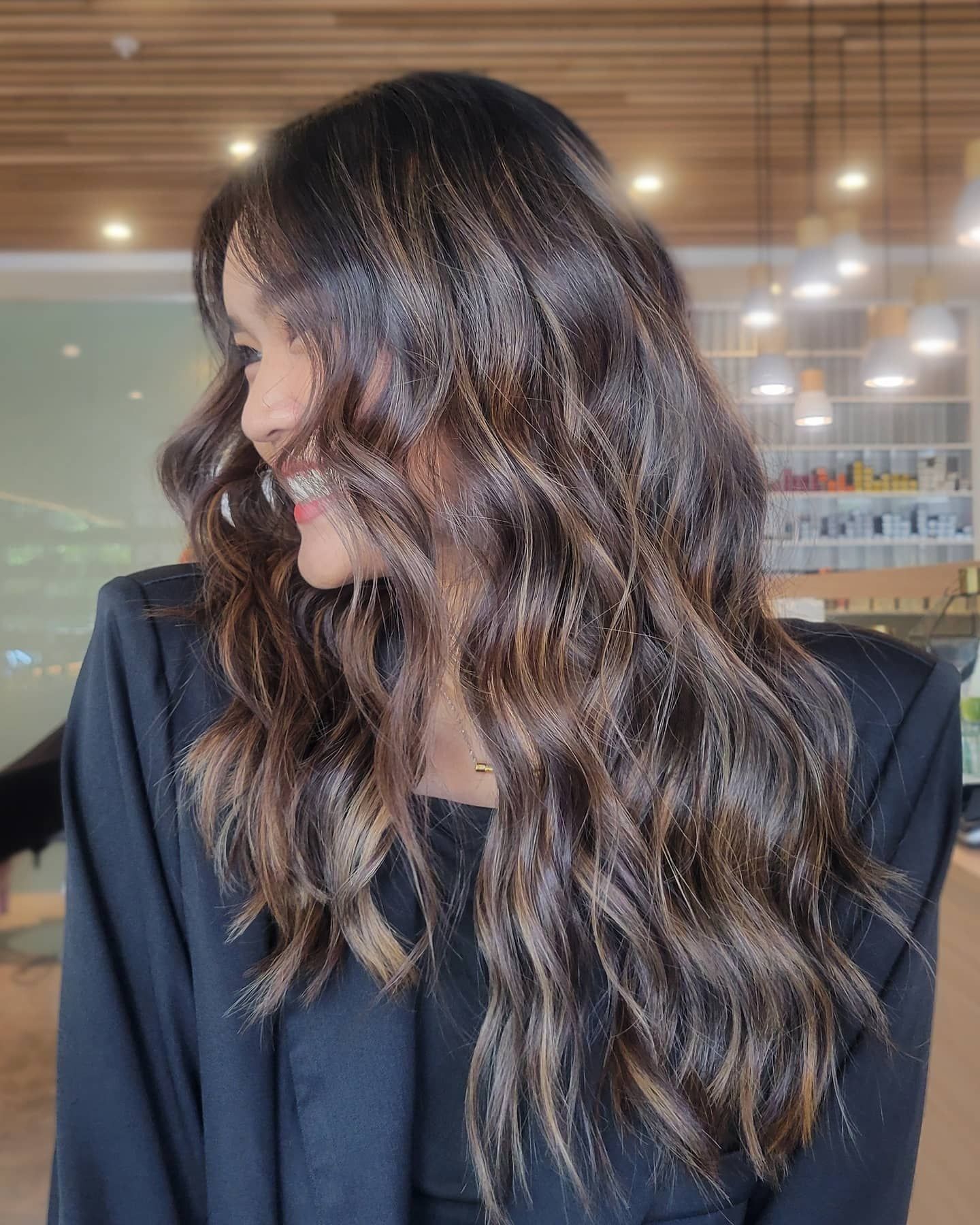 Warna rambut brown sugar milk tea untuk kamu yang ingin tampil elegan. (Foto: Instagram.com/angenalani.hair)