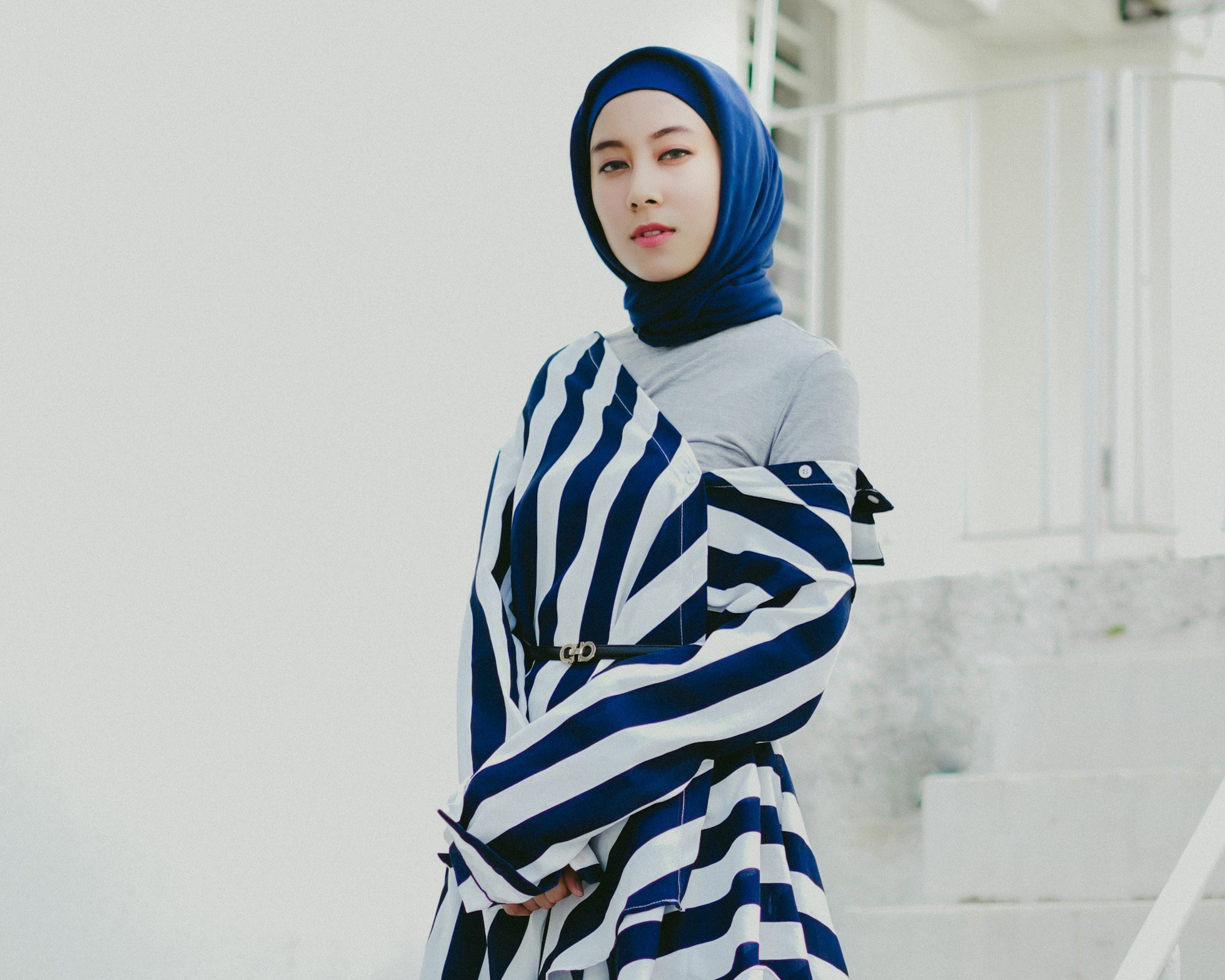 Ikat hijab segi empat ke belakang tanpa jarum pentul. (Foto: Shutterstock)