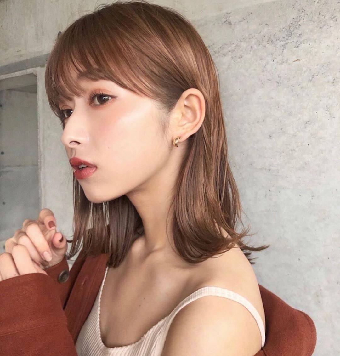 Tampil menawan dengan warna rambut caramel milk tea. (Foto: Newsbeezer.com)