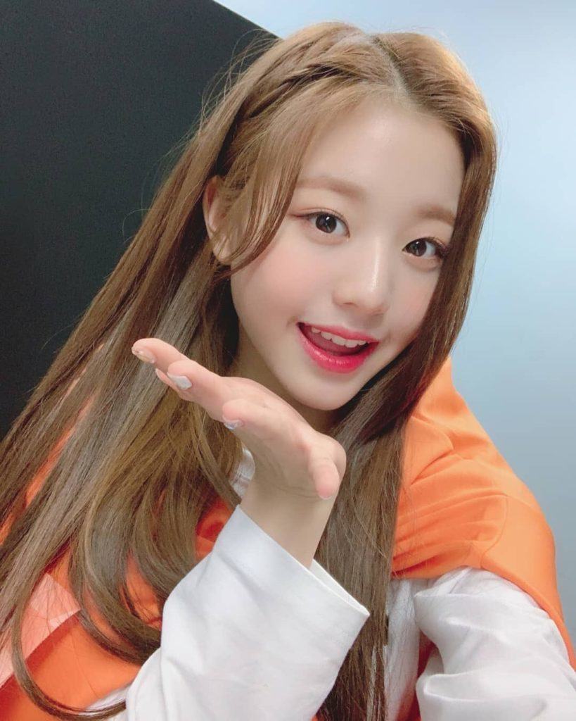 Tampil cute a la cewek Korea dengan warna rambut honey milk tea. (Foto: Koreanlandscape.net)