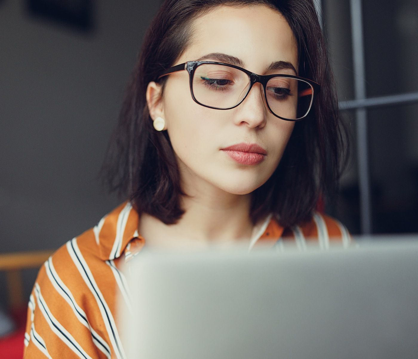 Model rambut bob dengan kacamata persegi? Yes, please. (Foto: Shutterstock)