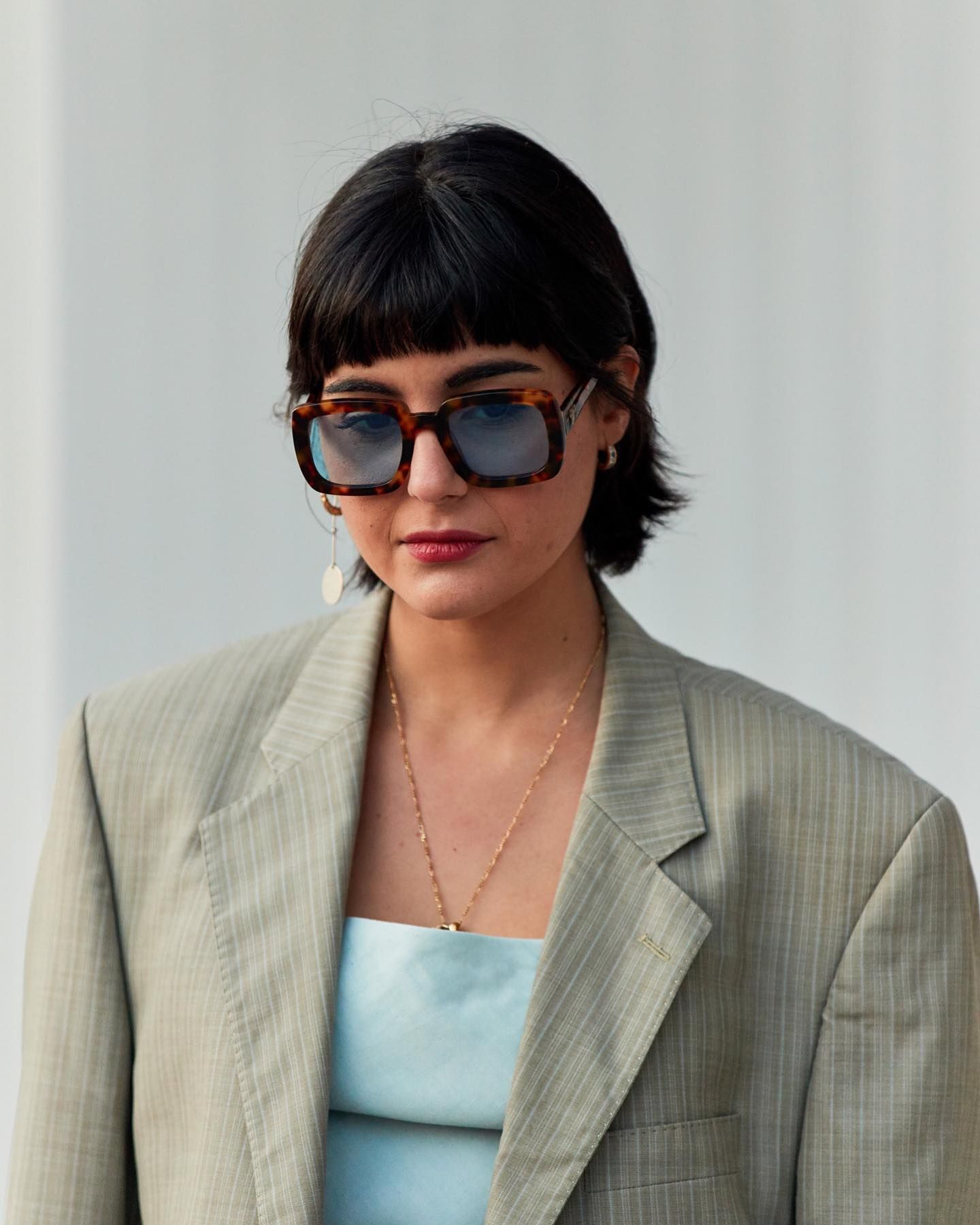 Bingkat kotak dengan motif leopard cocok untuk menyanjung wajah bulat. (Foto: Instagram.com/thestylestalkercom)