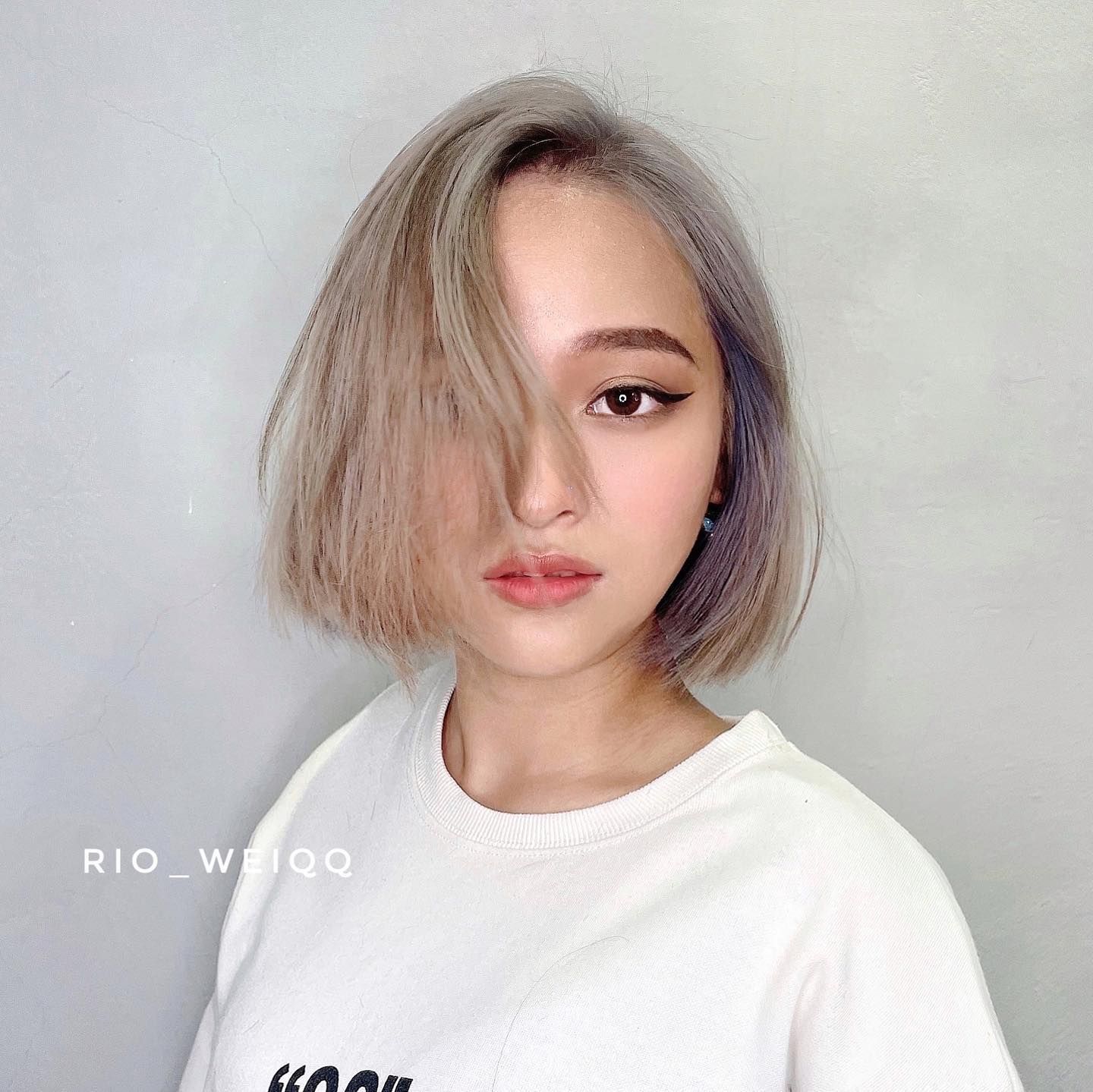 Coba warna rambut peekaboo dengan sentuhan ungu. (Foto: Instagram.com/rio_weiqq)