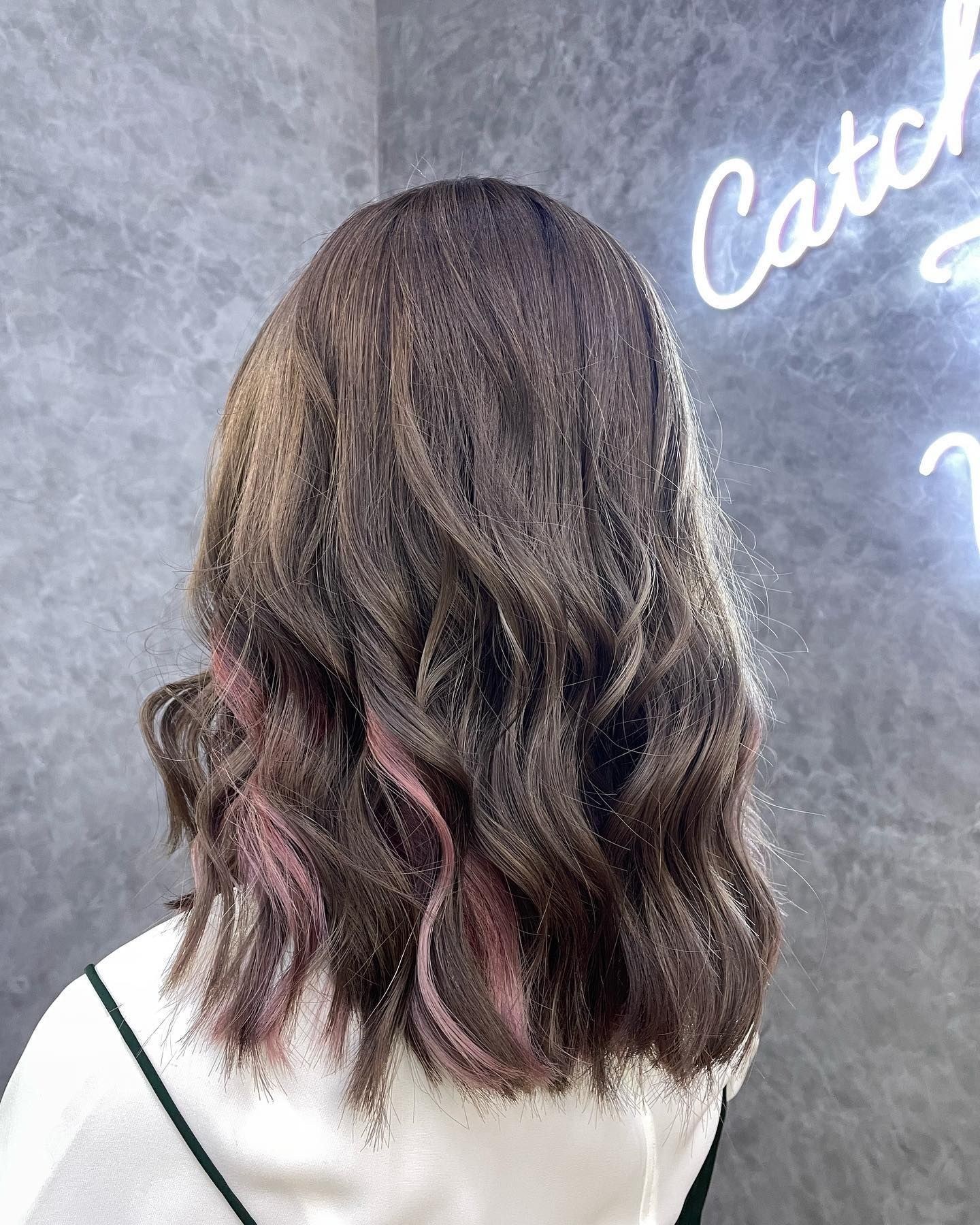 Sentuhan warna pink bikin warna rambut ini jadi lebih cute. (Foto: Instagram.com/number76_emi)