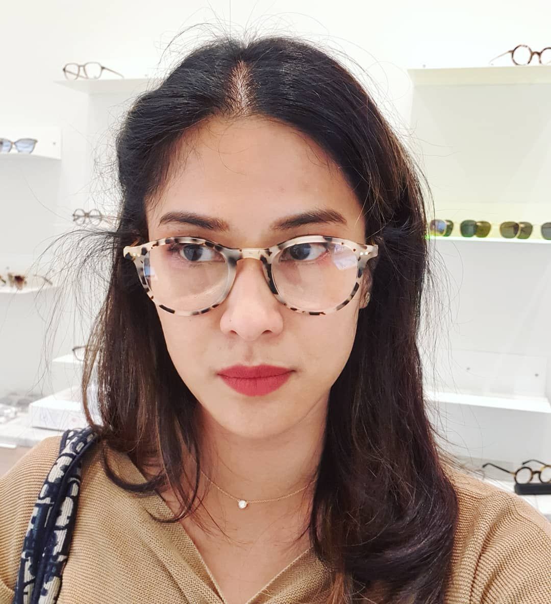 Bentuk kacamata oval sangat cocok dengan tipe wajah oval Dian Sastrowardoyo. (Foto: Instagram/ therealdisastr)