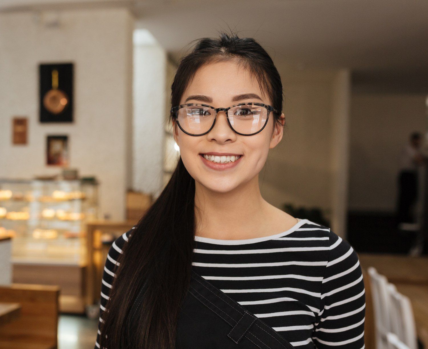 Suka dengan gaya ponytail? Contek bentuk kacamata yang serasi di sini. (Foto: Shutterstock)