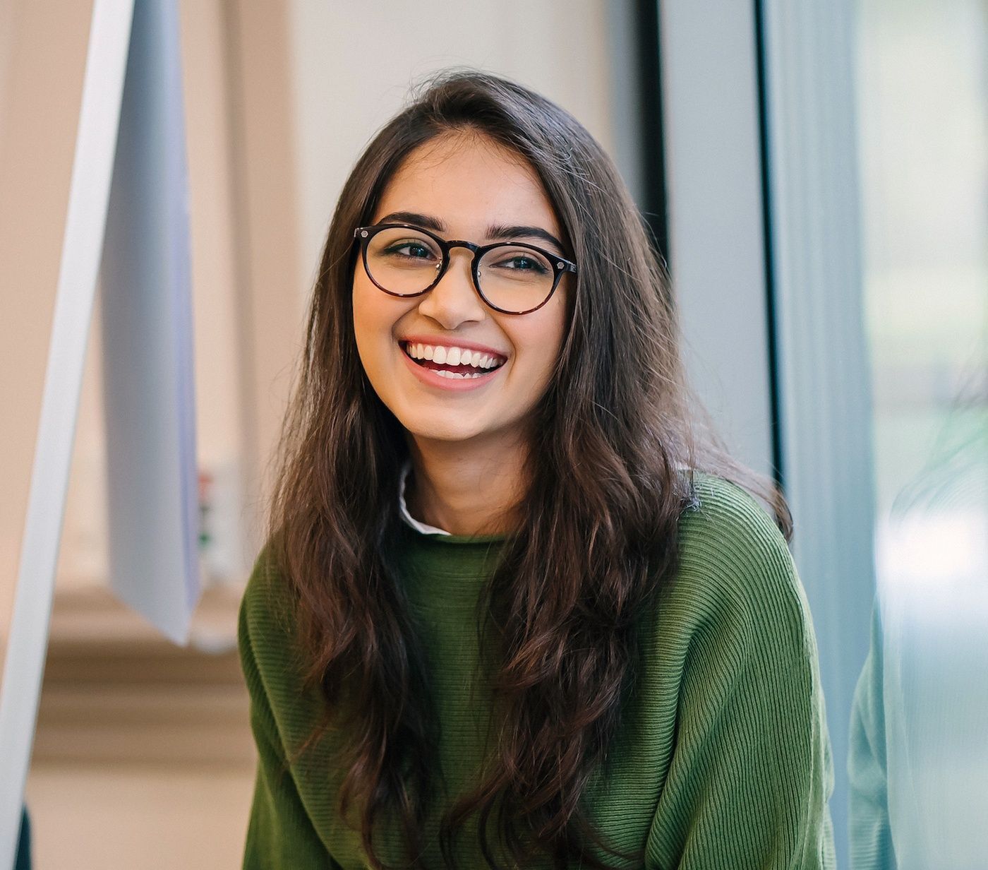 Padu padan gaya rambut wavy dengan kacamata oval. (Foto: Shutterstock)