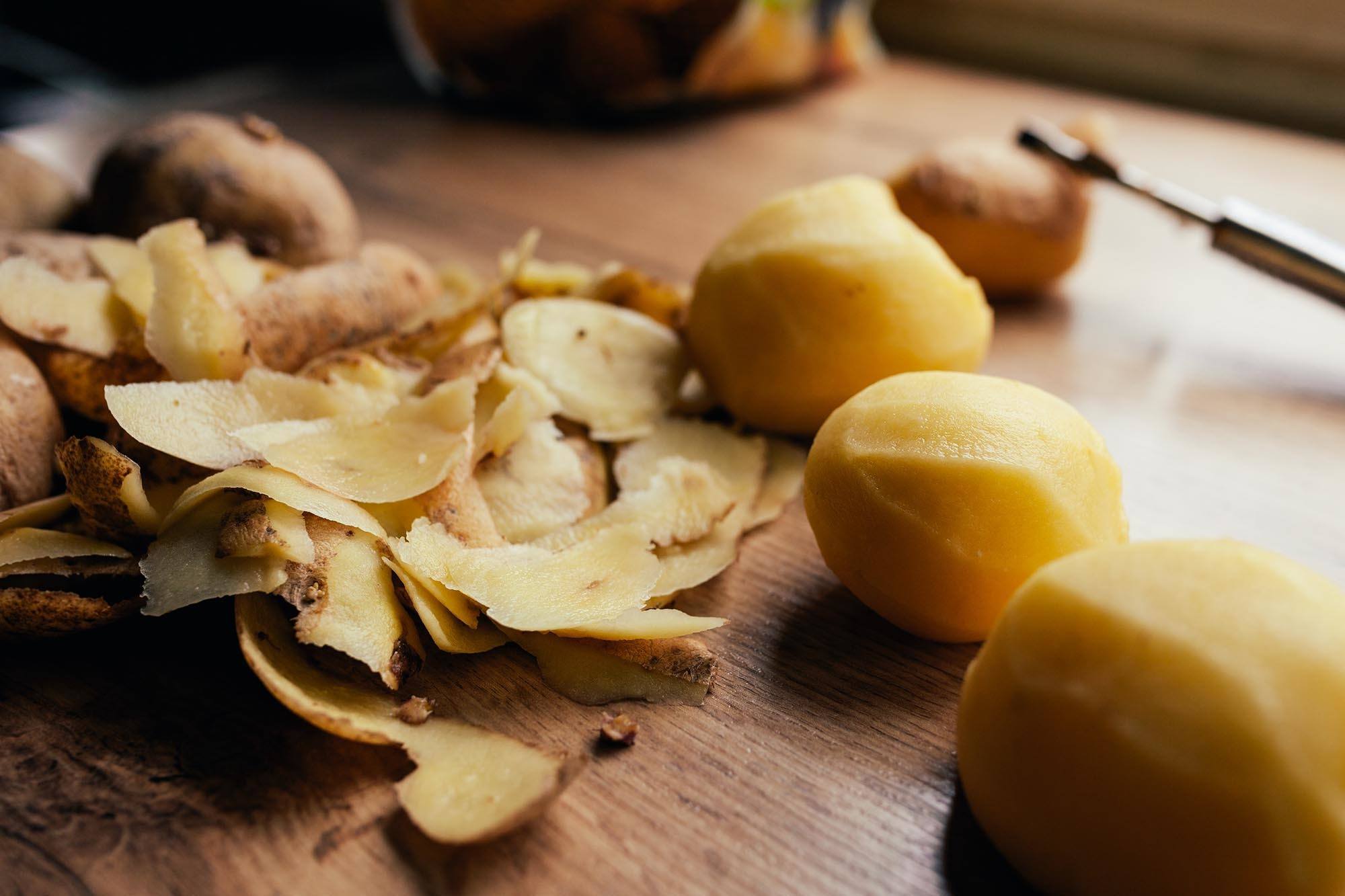 kentang yang sudah dikupas kulitnya