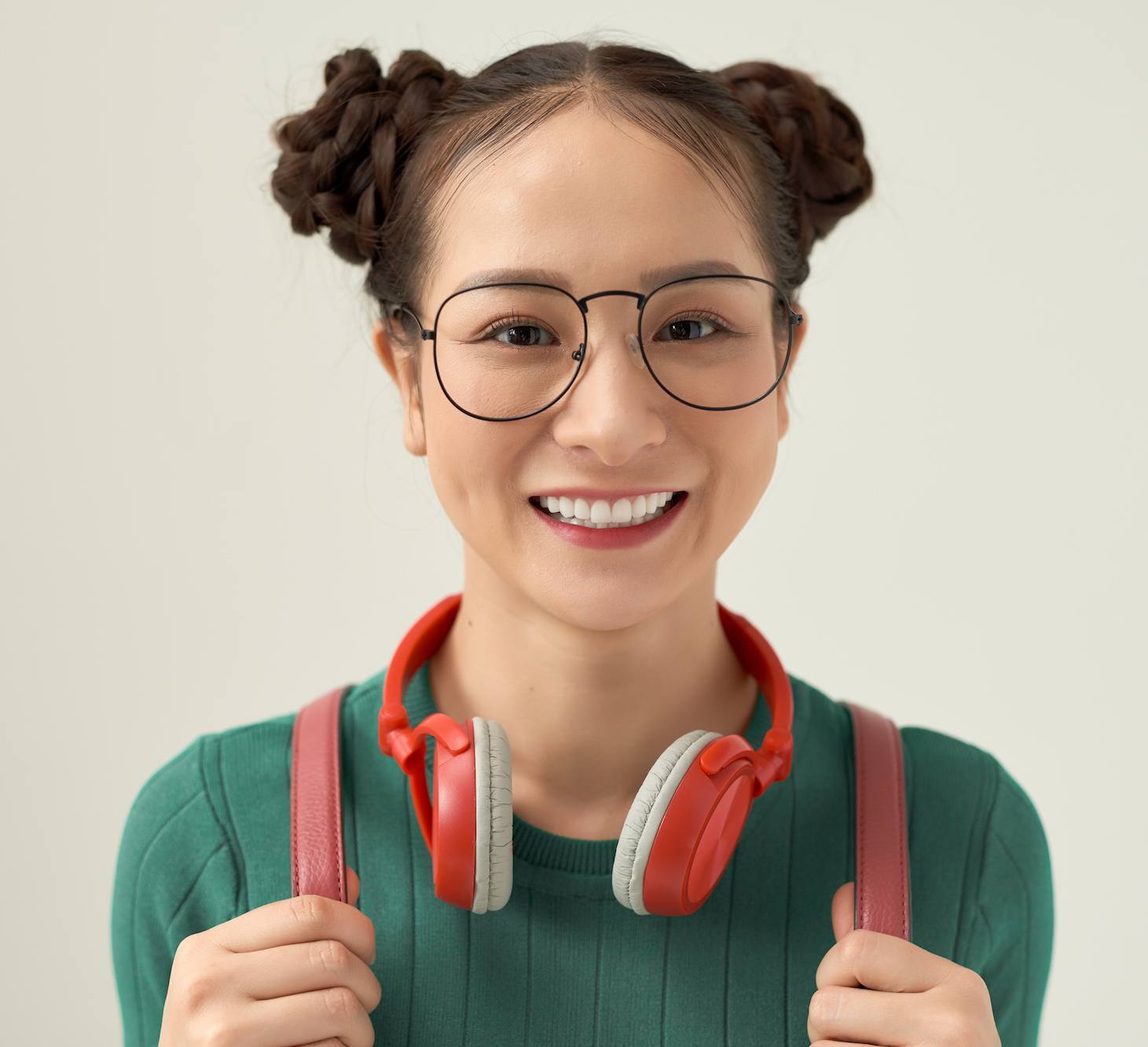 Frame tipis akan menyanjung bentuk wajahmu. (Foto: Shutterstock)