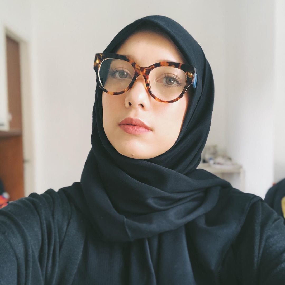 Desainer Jenahara Nasution menggunakan kacamata berbentuk oval yang tebal dengan motif loreng. (Foto: Instagram/ Jenaharanasution)