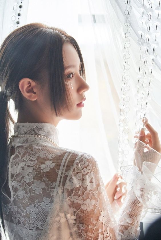 Gaya rambut hime cut juga cantik jika di-styling dengan gaya ponytail, lho! (Foto: Cube Entertainment)